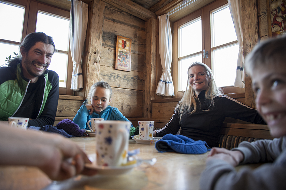 Hütteneinkehr in einer der gemütlichen Hütten im Skigroßraum Dolomiti Superski. Foto: Alex Filz