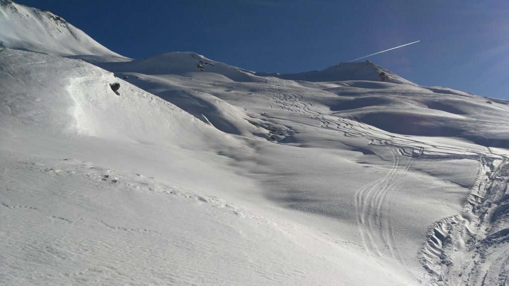 Freeriden in Ischgls Backcountry, am weiten hinteren Rücken des Piz Val Gronda Richtung Fimbaalp. Foto: Rainer Krause