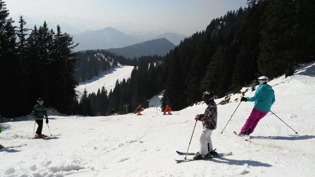 Schrödelstein-Abfahrt am hinteren Brauneck in Lenggries und Blick auf Bayernhang. Foto: R. Krause