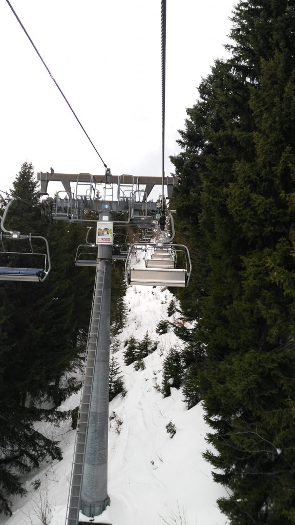 Brauneck/Lenggries/Saisonbeginn: Unter der Woche fahren fast nur leere Sessel an der Ahornbahn nach oben. Foto: Rainer Krause