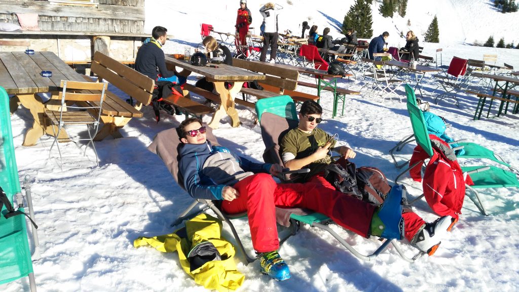 Chillen an der Finstermünz-Alm am Brauneck/Lenggries. Foto: Rainer Krause