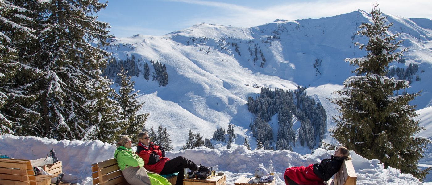 Skifahrer beim Sonnen am Bergrestaurant Sonnbühel, Kitzbühel, älteste Skihütte der Welt. Foto: Hans-Werner Rodrian