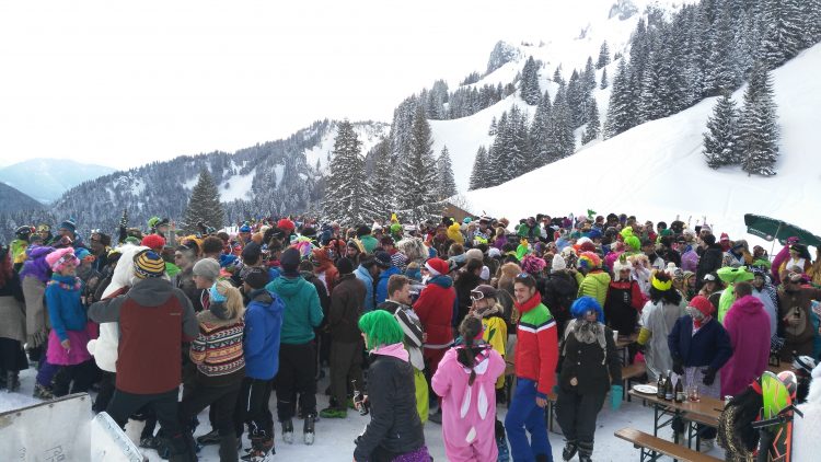 Lenggries, Brauneck: Faschingsdienstag an der Quenger-Alm, einer von fünf Skibars im Skigebiet. Foto: Rainer Krause