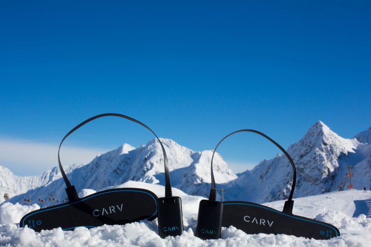 Über millimeterdünne Schuheinlagen werden Daten wie Geschwindigkeit, Druckverteilung der Füße, Kraftaufwand, Rotation und Ausrichtung der Ski laufend gemessen und an eine Smartphone-App via Bluetooth gesendet.