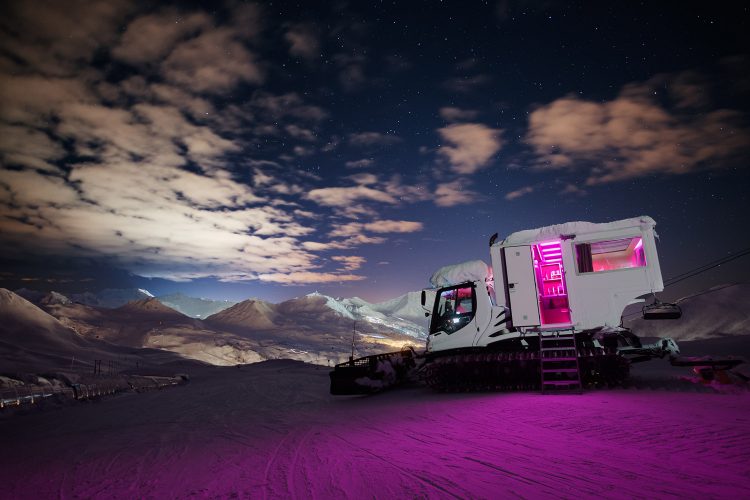 Mini-Luxus-Hotel im Pistenbully "Over the Moon" im Skigebiet La Plagne/Frankreich. Foto: Companie des Alpes