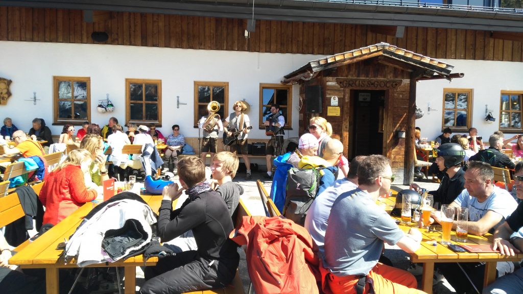 Gasteinertal, Skigebiet Stubnerkogel: Terasse der Jungeralm mit Musikanten. Foto: Rainer Krause