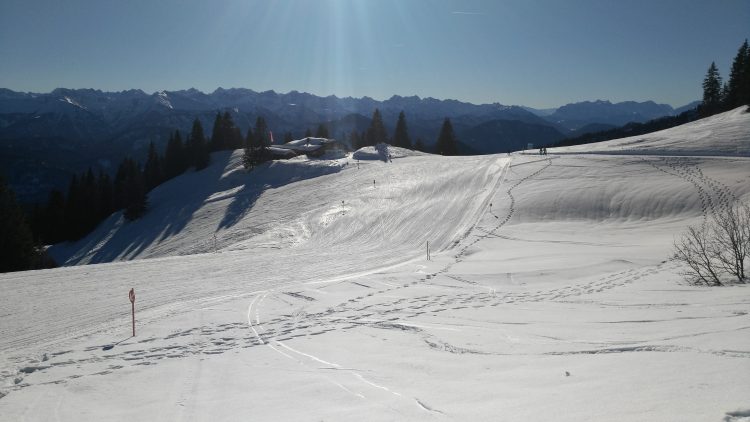 Brauneck/Lenggries: Blick von der Bergstation Finstermünzbahn zur Tölzer Hütte und zu der Kapellenhang-Abfahrt. Foto: Rainer Krause