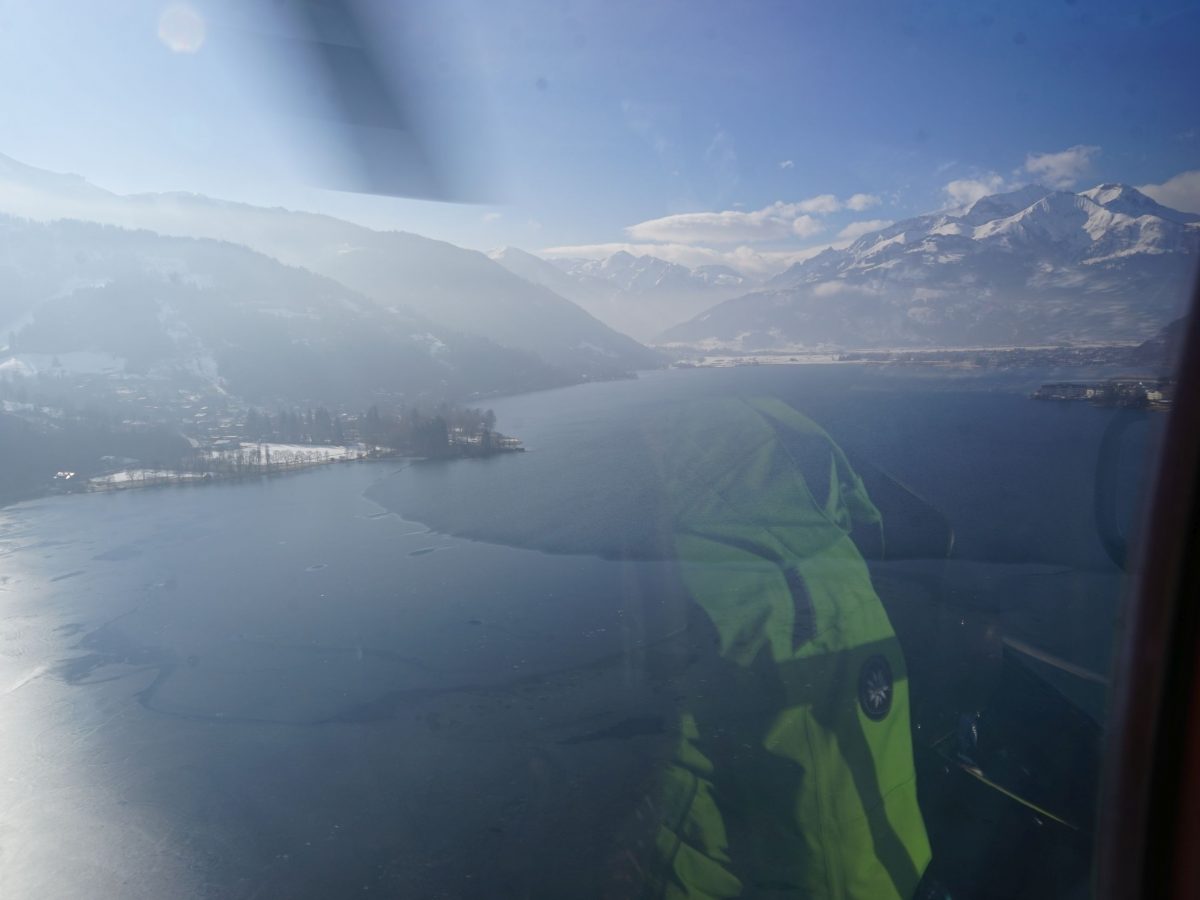 Zella am See/Salzburger Land: Heli-Transfer von Schloss Prielau ins Skigebiet. Über dem See. Foto: Rainer Krause