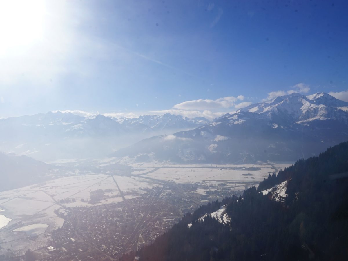 Zella am See/Salzburger Land: Heli-Transfer von Schloss Prielau ins Skigebiet. Blick nach Süden. Foto: Rainer Krause