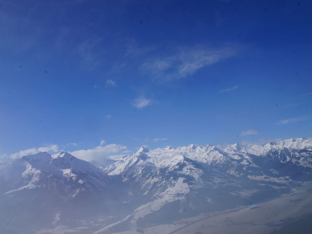 Zella am See/Salzburger Land: Heli-Transfer von Schloss Prielau ins Skigebiet. Blick nach Süden. Foto: Rainer Krause