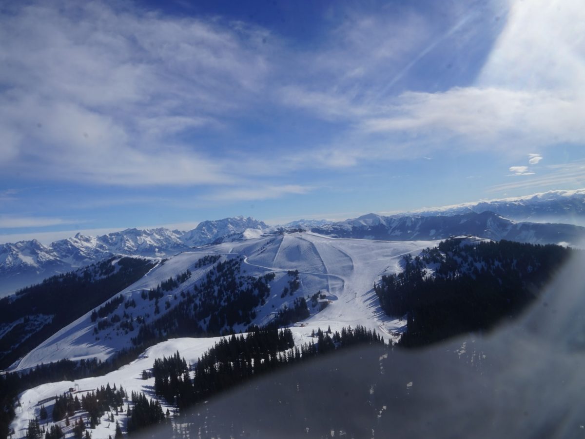 Zella am See/Salzburger Land: Heli-Transfer von Schloss Prielau ins Skigebiet. Blick auf Schmittenhöhe. Foto: Rainer Krause