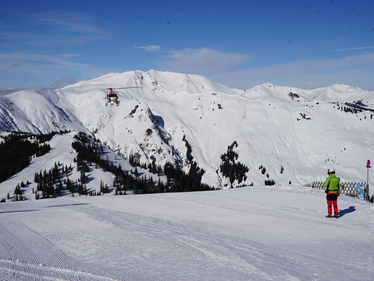 Zella am See/Salzburger Land: Heli-Transfer von Schloss Prielau ins Skigebiet. Landung Schmittenhöhe. Foto: Rainer Krause