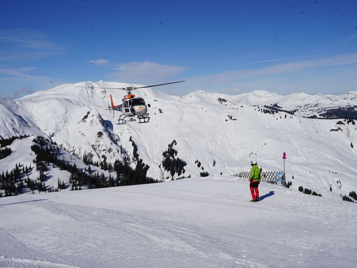 Zella am See/Salzburger Land: Heli-Transfer von Schloss Prielau ins Skigebiet. Landung Schmittenhöhe. Foto: Rainer Krause