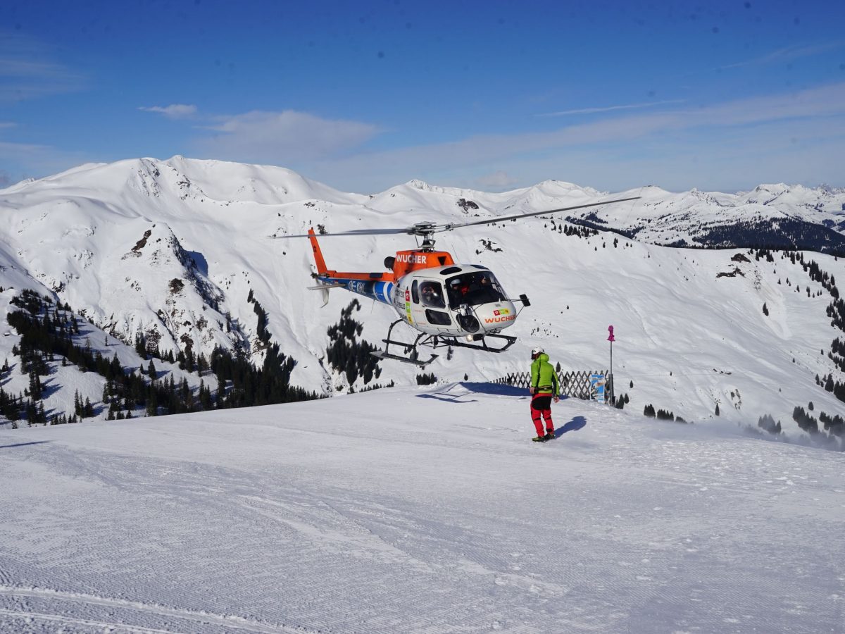 Zella am See/Salzburger Land: Heli-Transfer von Schloss Prielau ins Skigebiet. Landung Schmittenhöhe. Foto: Rainer Krause