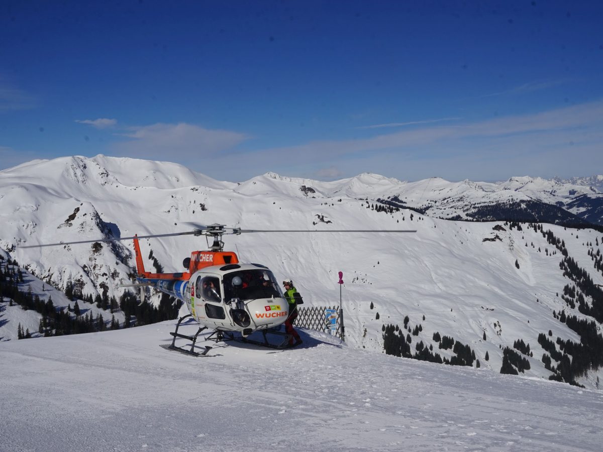 Zella am See/Salzburger Land: Heli-Transfer von Schloss Prielau ins Skigebiet. Landung Schmittenhöhe. Foto: Rainer Krause