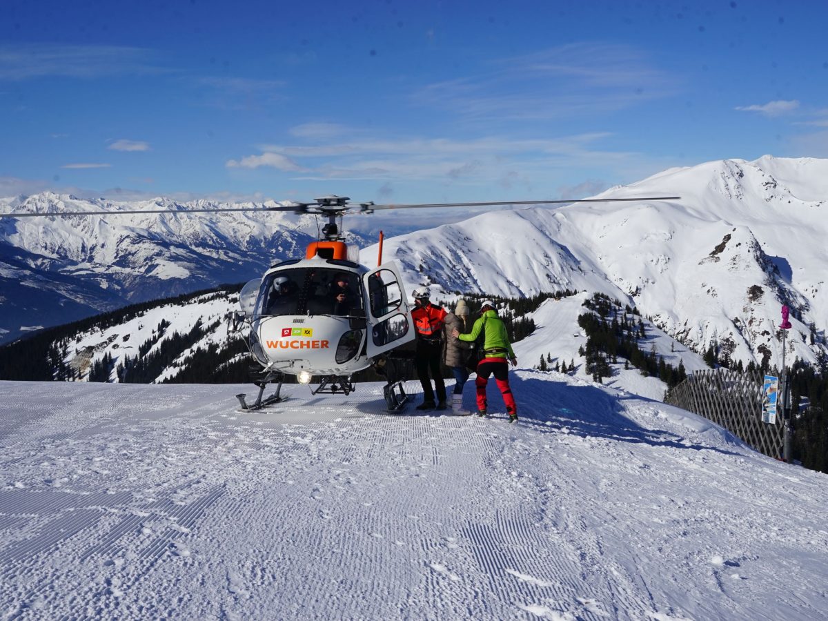 Zella am See/Salzburger Land: Heli-Transfer von Schloss Prielau ins Skigebiet. Landung Schmittenhöhe. Foto: Rainer Krause