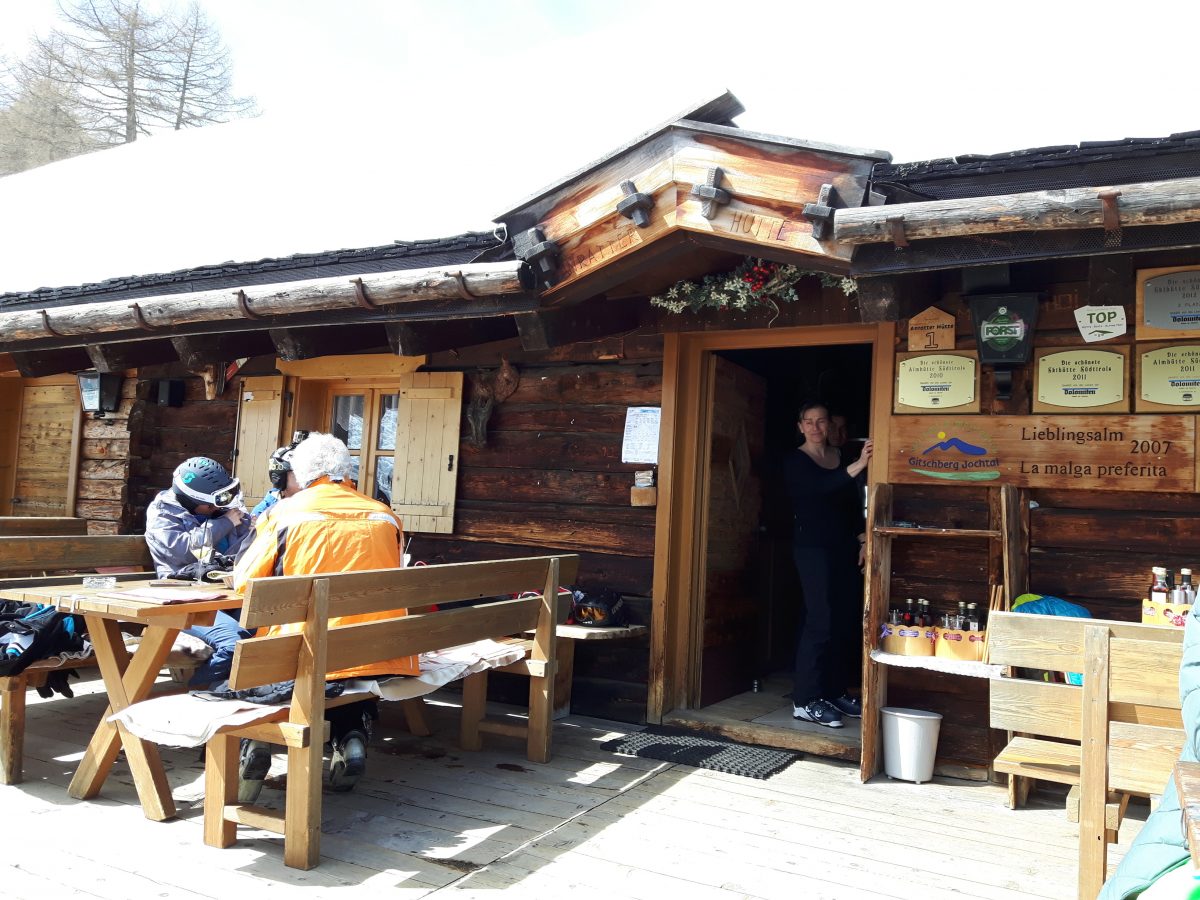 Rast auf der Anratterhütte, die für ihre köstlichen Knödel bekannt ist. Foto: Heidi Siefert