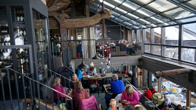 Maria Alm, Tom Almhütte, die Weinpresse aus dem 18. Jh. dient als Kronleuchter, das Dach kann geöffnet werden. Foto: R. Krause