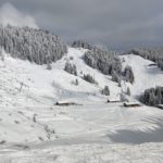 Skigebiet Brauneck: Blick vom Bayernhang über die Finstermünz-Alpe und die Schrödelstein-Sechser-Sesselbahn. Foto: Rainer Krause