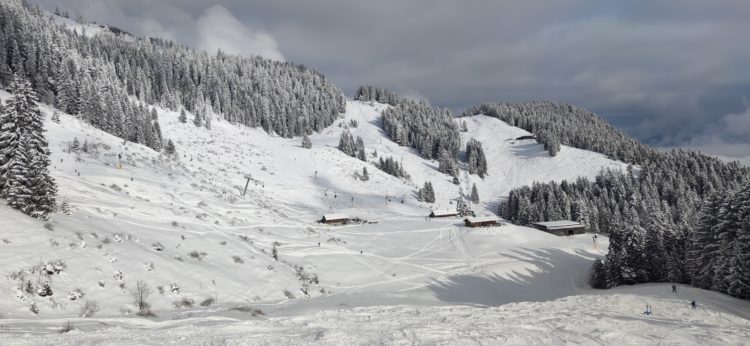 Skigebiet Brauneck: Blick vom Bayernhang über die Finstermünz-Alpe und die Schrödelstein-Sechser-Sesselbahn. Foto: Rainer Krause