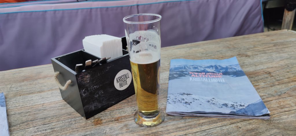 Auf der Terrasse der Kristallhüte im Skigebiet Hochzillertal. Foto: Rainer Krause